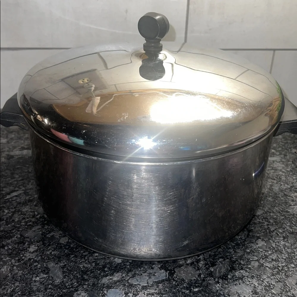 Vintage 6 quart Farberware stock pot with lid. Like new. Still very shiny